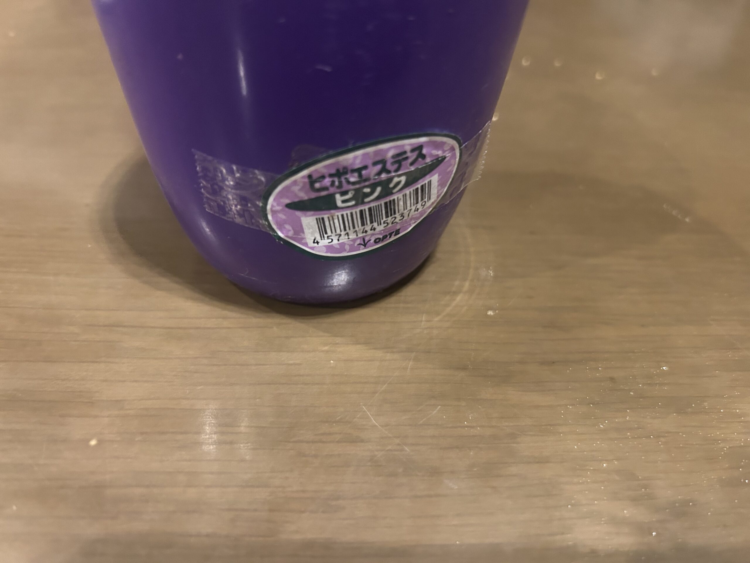 鉢に貼られたヒポエステス ピンクの商品ラベル